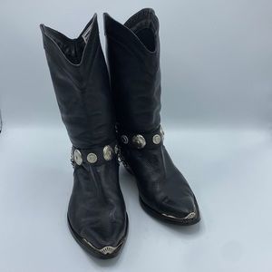 Core West western boots. Embellished.